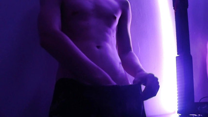 Icyhot707: 18 yaşındaki latin adam mastürbasyon yapıyor ve boşalıyor