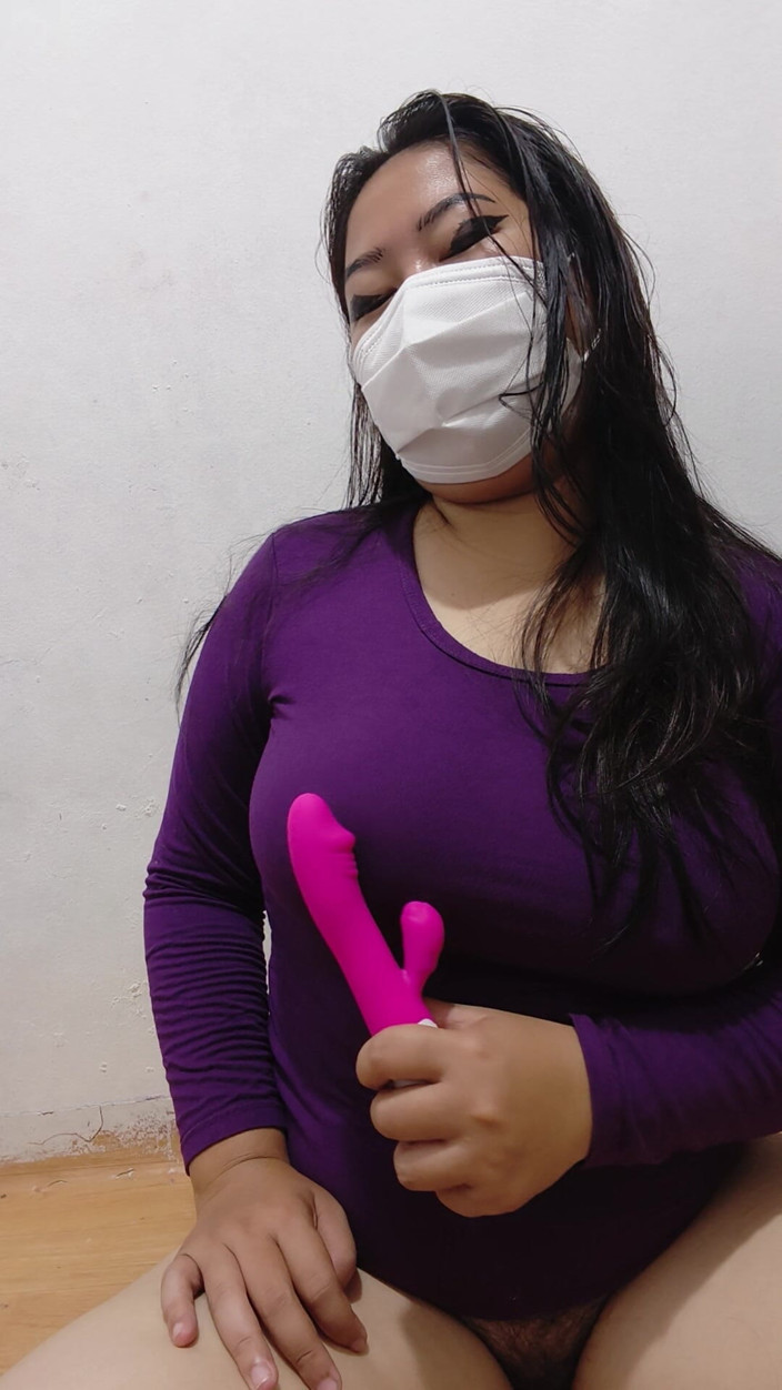 Purple sex: 未亡人が一人で女遊びをからかう