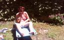 Nicoletta Fetish: Nicoletta zonnebaadt in een tuin en draagt een grote vuile...