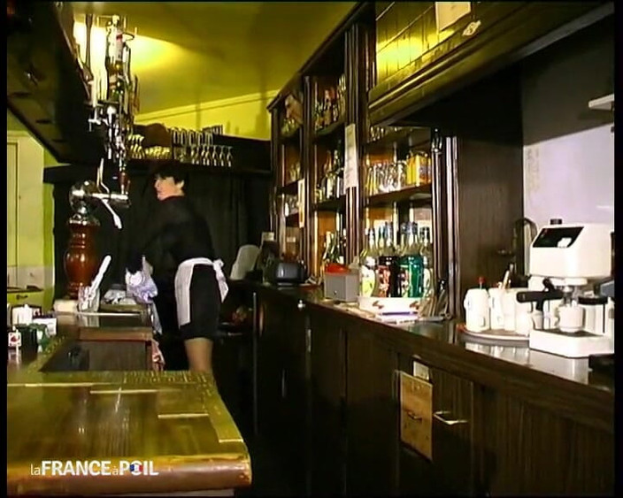 Rue Chaude: Carole, il Capo del Bar, Gang-anguata nel suo piccolo grembiule...