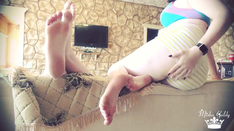 Goddess Misha Goldy: Punheta aos nossos pés, corno, betta footbitch