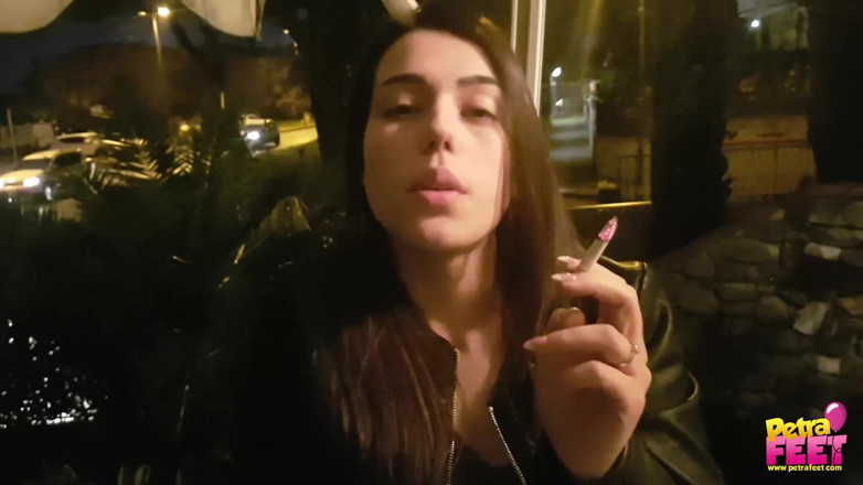 Smokin Fetish: สูบบุหรี่และหมกมุ่นเท้า outdoors กับสาววัยรุ่นน่ารัก