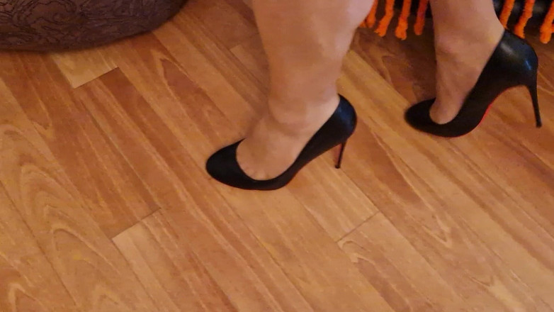 Milosbroz: Praticando andar antes de gozar com meus novos saltos pretos