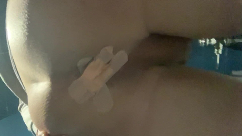 Twink Nkinks: Ich stochere meinen gesperrten arsch in einer öffentlichen toilette
