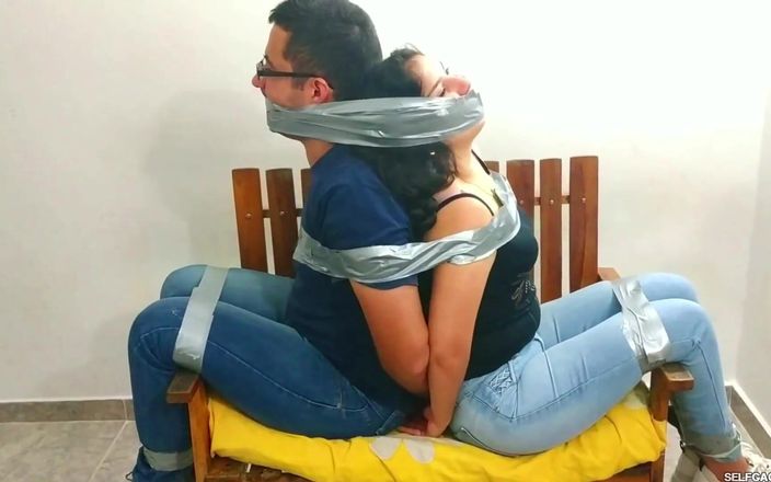 Selfgags femdom bondage: La coppia viziata lo prende in schiavitù