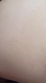 Une nana à forte poitrine attrape sa bite et le laisse baiser ses doux trous