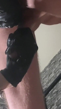 Gros plan, une bite retenue se fait traire jusqu'à plusieurs orgasmes ruinés