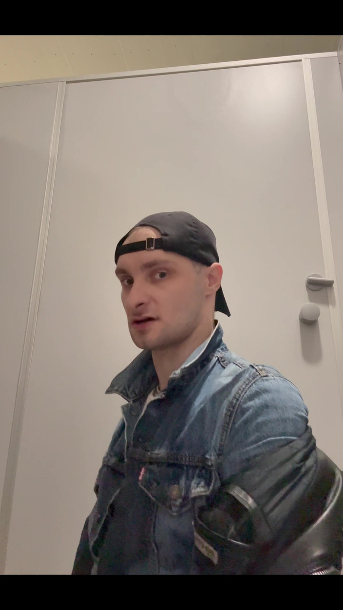 KinkySirius: Gay skinhead Kinkysirius neemt een gouden douche in een openbaar...