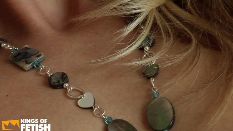 Kings Of Fetish: Awek blonde bermain dengan pepeknya di dalam rumah dan pergi...