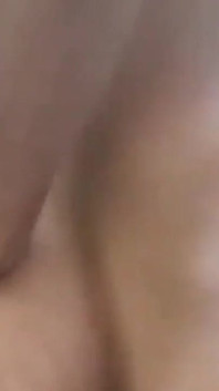 Brunette BBW komt klaar terwijl ze met BBC neukt
