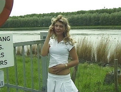 Flash Model Amateurs: Roztomilá blonďatá kočka mluví po telefonu a tře si sexy...