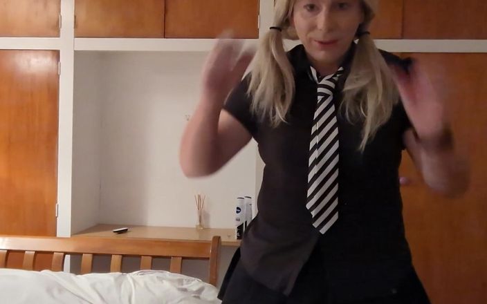 NikkiGee: Universitária sexy, com algo extra!