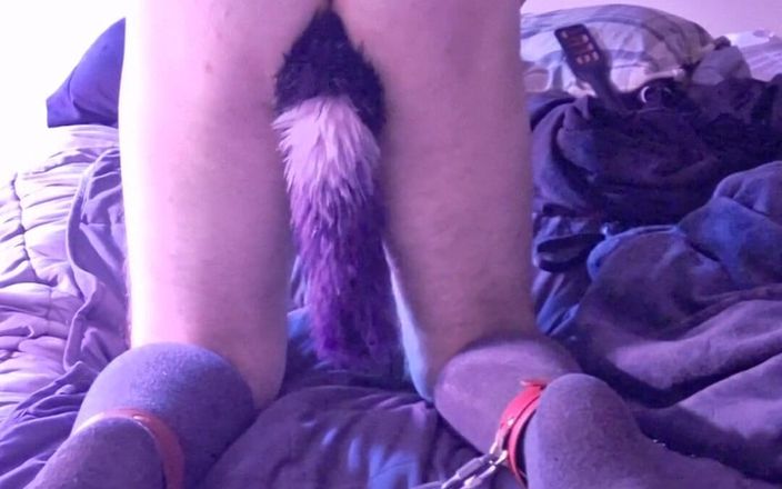 Robert48569: Homme nu avec des chaussettes, chaînes de bondage, pinces à tétons...