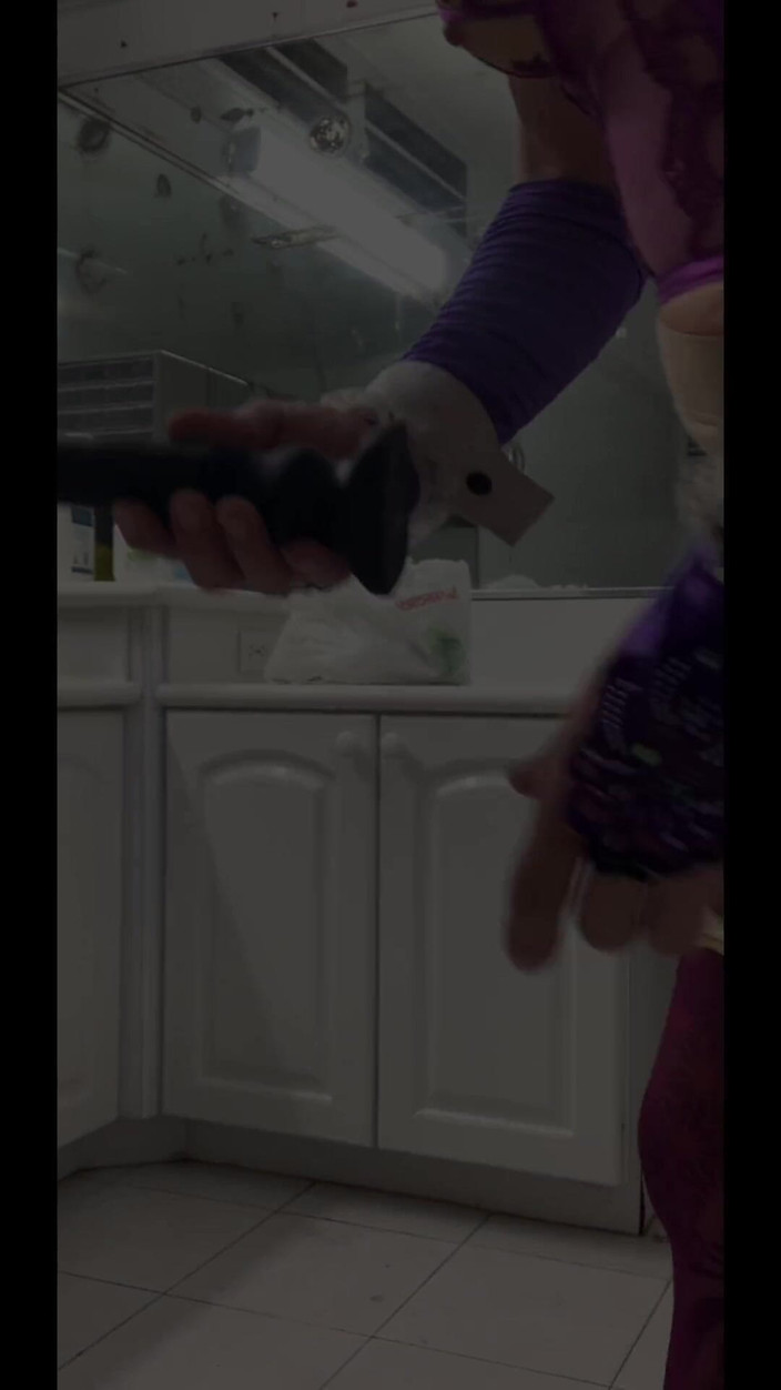 Benito414: Sexy travesti en medias de lencería montando anal doble consolador...