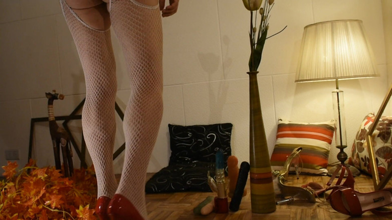 Dildo Man and Cross Hard Sex: Milenna götünü ve dildosunu göstermek için oynuyor