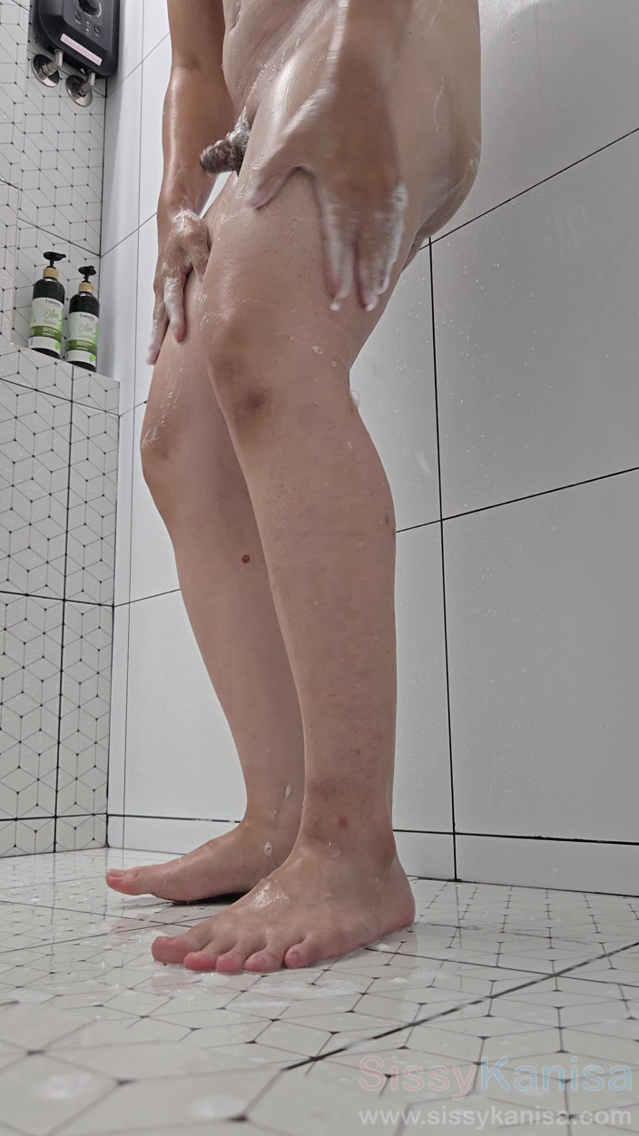 SissyKanisa: Kadın kılıklı kanisa duş alırken göt deliğini parmaklıyor