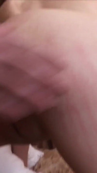 Russische tiener Alena spreidt eerst room over haar poesje en neukt haar dan