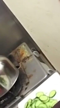 Молодая жена принимает мясистый дилдо глубоко в задницу
