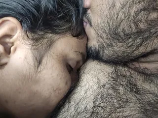 Mallu la moglie traditrice ha del sesso romantico caldo con il suo ragazzo mentre il marito non è a casa, moglie traditrice con l'amico del marito sesso bollente