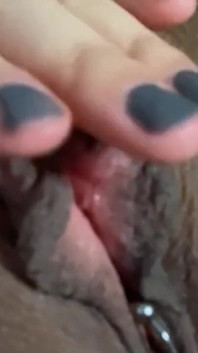 Ftm Femboy masturbuje s piercingem