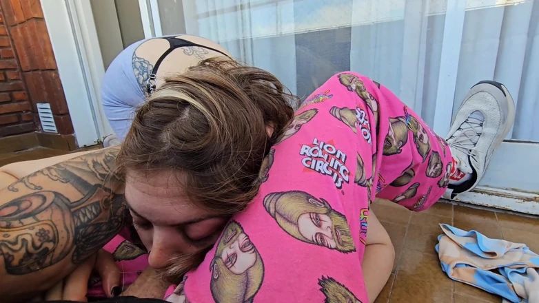 Elnonohub: While I Was on the Balcony with My Wife, She...