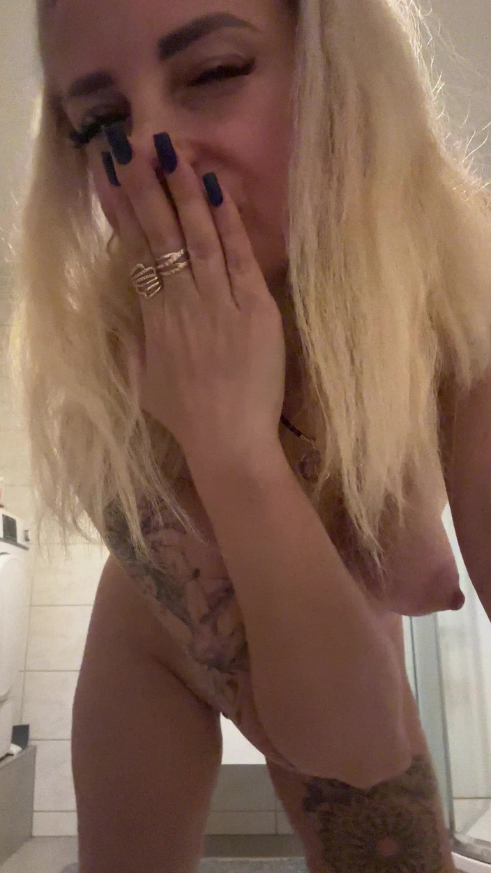 LarisaCum: Podívej, jaká špinavá mrcha! Vezmi si moje vlasy a šukaj pořádně a...