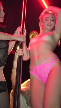 Blonde Love's Fucking in the Club - Clubcastings
