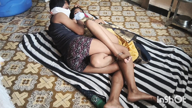 Desishycouple: Shivani, sexe avec son devar dans la cuisine, vidéo complète.
