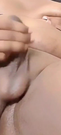 Agradável Transsexual insere brinquedos para prazer.