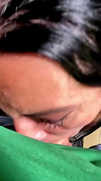 지배적 인 밀프 광택 회색 다운 재킷 POV. 딥쓰롯, 하드코어 후배위와 더블 정액