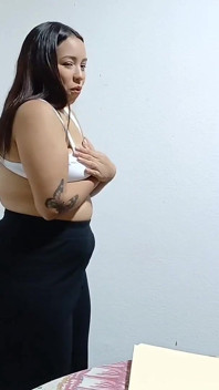 Enf 大屁股拉丁女服务员失去她的衣服