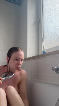 Långa blygdläppar och hårda bröstvårtor