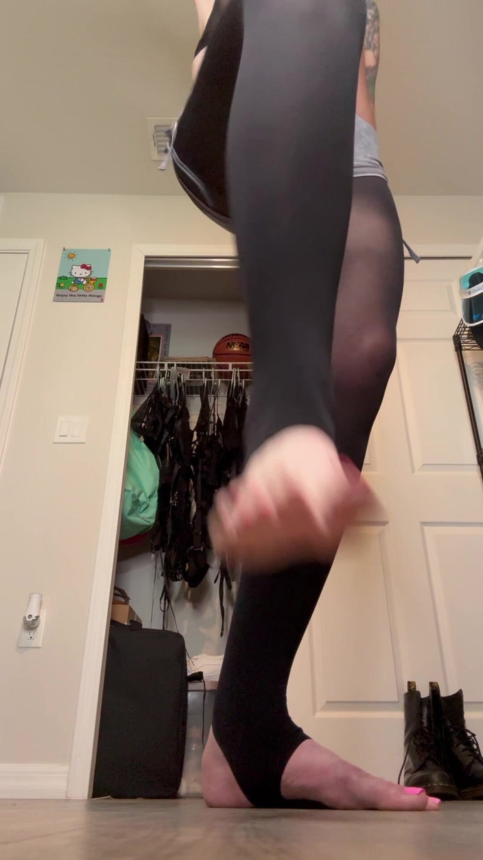 Peppermint Giantess: Толстушка жестко босиком в Стреме размером 16 футов