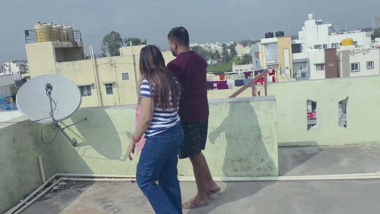 Sona bhabhi: Pertama kali ngentot saudara tiriku di atas, video seks saudara...
