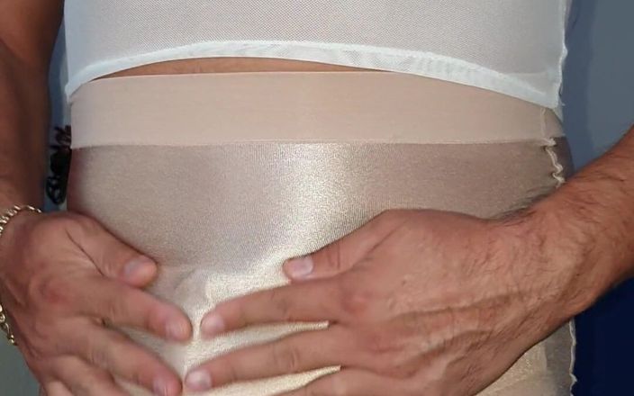 Sexy shinny clothes: Tekutá saténová sukně a nylonové kalhotky