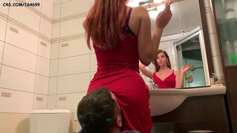 Petite Princesses Femdom: Herrin Sofi im roten kleid benutzt stuhlsklaven - facesitting-domina ignorieren