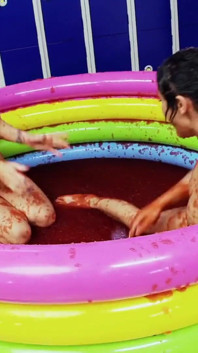 Dalam tab mandi dengan kawannya untuk bermain dengan berlumpur