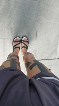 Kaki manis dengan sandal jepit di jalan