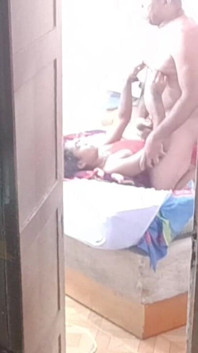 ฉันจับได้ว่าน้องสาวกับลุงกำลังเย็ดกัน แล้วฉันยืนอยู่หน้าประตูห้องช่วยตัวเอง...
