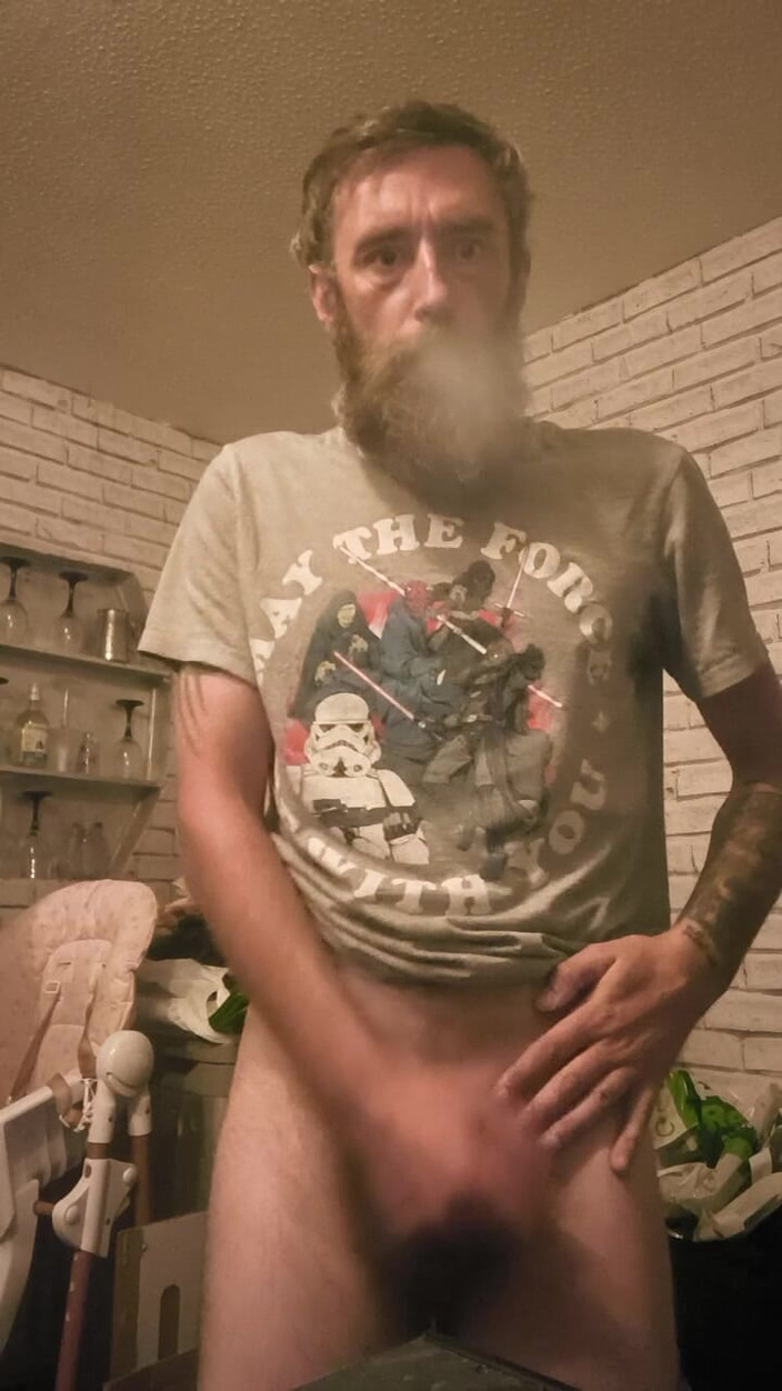 Smoking stoker: Masturbandose y fumando con un poco de juego de culo