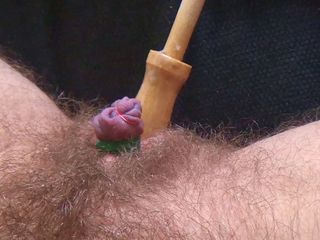 FTM hairy pussy BDSM: Ogromna niewola clit z gumkami i drewnianym kijem jebanie