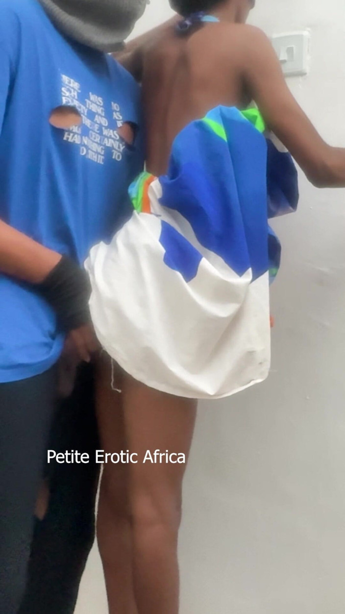Petite Erotic Africa: Prea strâmtă pentru a intra