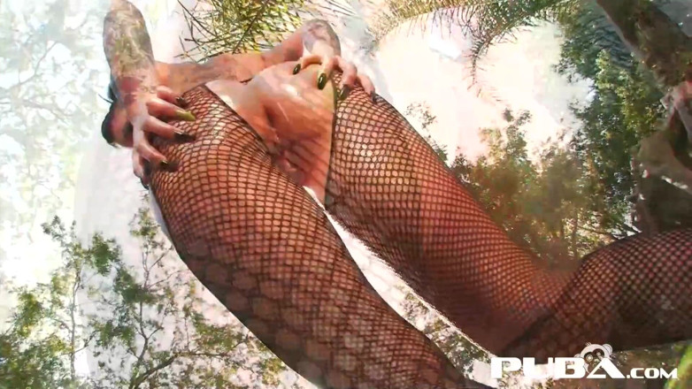 PUBA Solo: Christy Mack panas menunjukkan tubuh panasnya