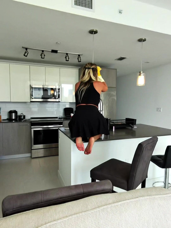 Chokobanana: Ya temizlikçi bayanı sikiyor ya da tantaly'm...