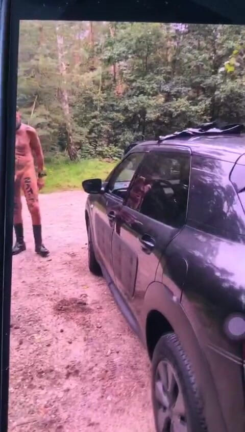 Benb Studio: Diikat pada pokok sebagai hukuman