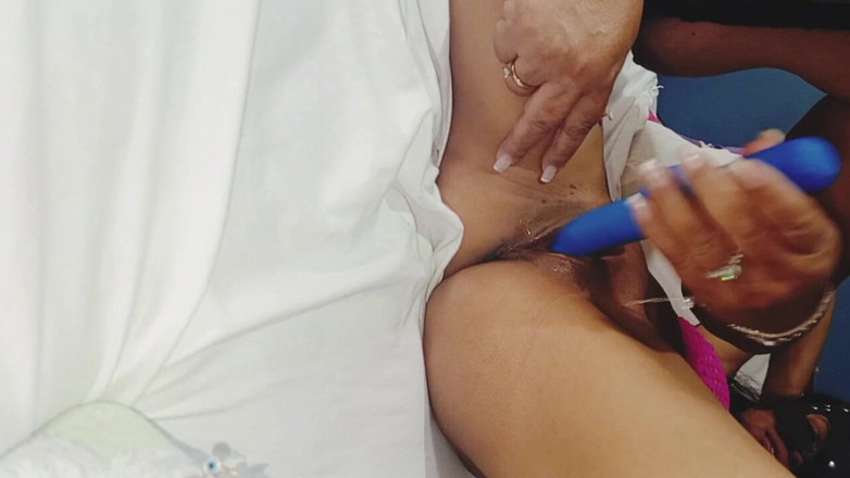 Sofixxx: सौतेली मम्मी घर पर अपनी पतली सौतेली बेटी की चूत के साथ खेल रही है