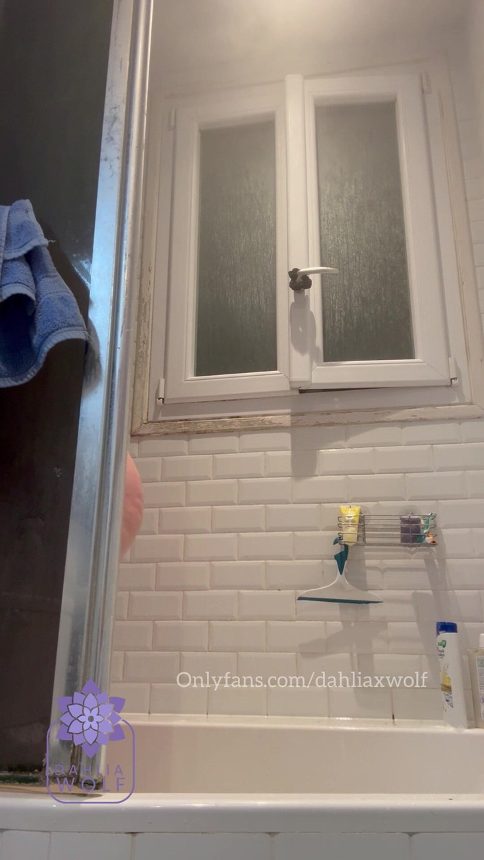 Dahlia Wolf: Camera phòng tắm sexy tắm solo ở Paris