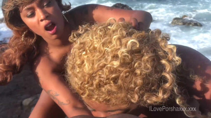 Porsha Carrera XXX: Des filles noires sexy baisent sur la plage