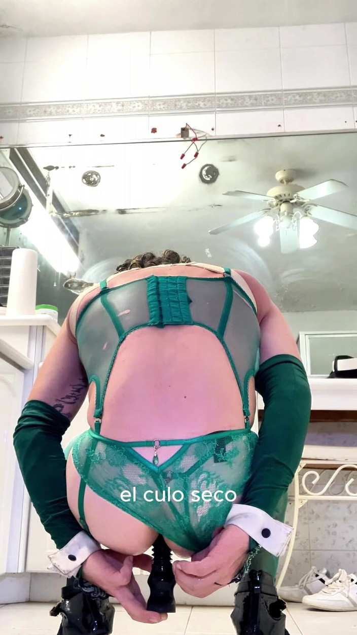 Benito414: Красуня мила пастка т-дівки, анальний ділдо з іграшкою, дрочить її крихітний член і багато кінчає.