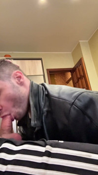 Takım elbiseli bir pidr, spor ayakkabılı ve deri ceketli bir gopnik'e hizmet eder